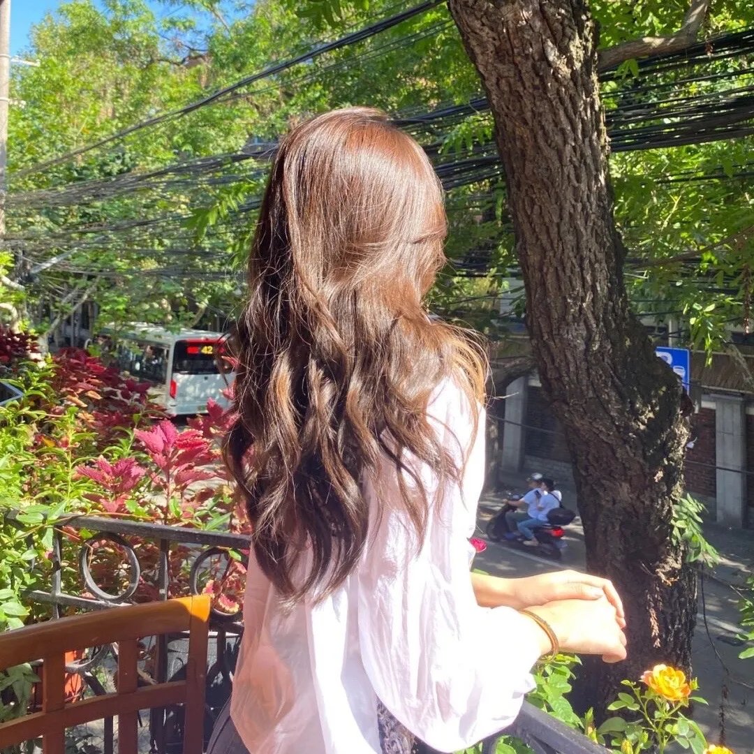 踉跄的女孩
